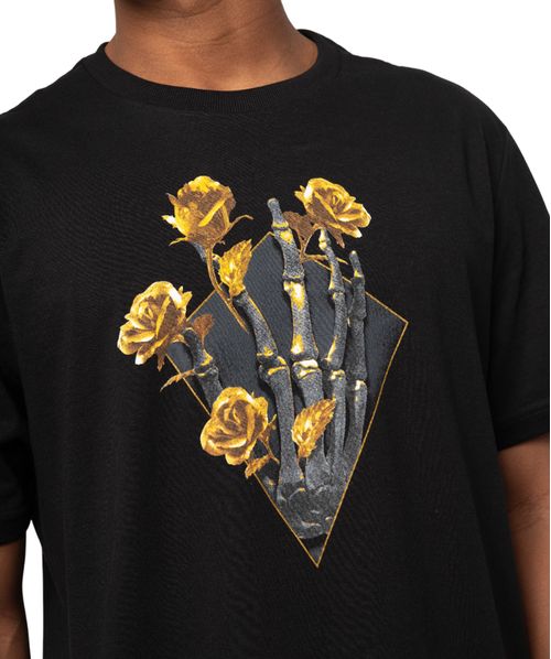 Camiseta Regular MCD Dourado Mão Caveira Preto